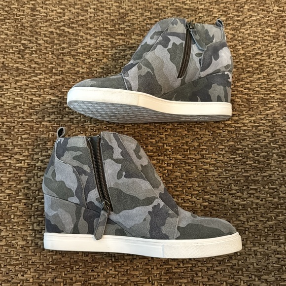 Linea Paolo Felicia Wedge Sneaker - Picture 5 of 7